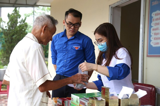 Thầy thuốc trẻ Nghệ An tư vấn sức khỏe, cấp phát thuốc miễn phí cho hơn 95.000 người dân